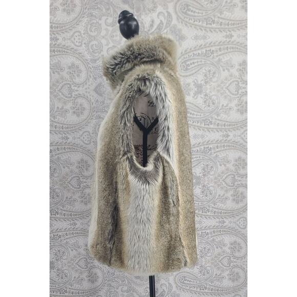 Women's weatherproof faux fur sleeveless coat. - Picture 3 of 15